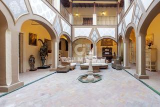 Reihenhaus in Carmona. Se ofrece impresionante casapalacio, ideal como vivienda para un