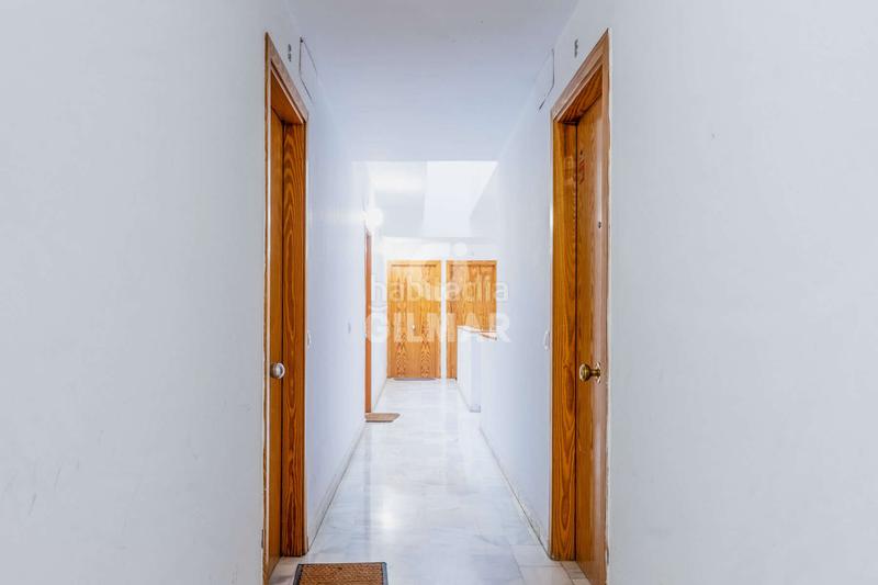 Foto 00d3a47f-cb9b-466b-afc8-37ec38cf0b55. Dúplex descubre este dúplex ubicado en la codiciada zona de buhaira, . con una superficie construida de 94 m, esta vivienda com en Sevilla