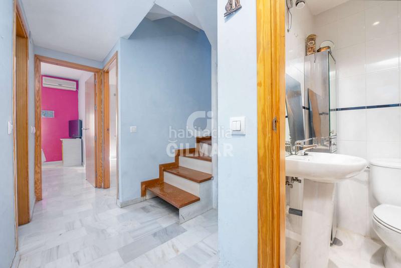 Foto 04353d0d-d27b-4958-8232-64d532488de9. Dúplex descubre este dúplex ubicado en la codiciada zona de buhaira, . con una superficie construida de 94 m, esta vivienda com en Sevilla