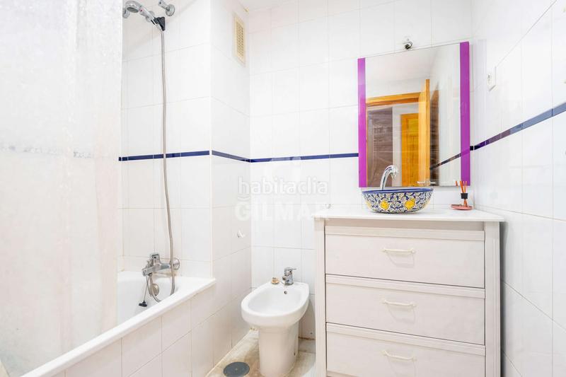 Foto 289d5d05-24c5-4c59-9a5d-489ab082ef34. Dúplex descubre este dúplex ubicado en la codiciada zona de buhaira, . con una superficie construida de 94 m, esta vivienda com en Sevilla