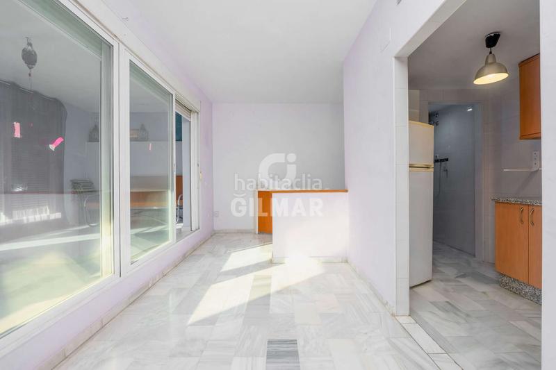 Foto 9cc873d7-762d-44ee-8bc1-7c8a9136580c. Dúplex descubre este dúplex ubicado en la codiciada zona de buhaira, . con una superficie construida de 94 m, esta vivienda com en Sevilla