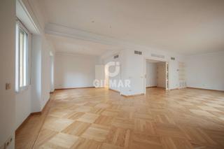 Lloguer Pis a Parque María Luisa -Giralda Sur. Este estupendo piso en prado de san sebastián cuenta con 180 m2,