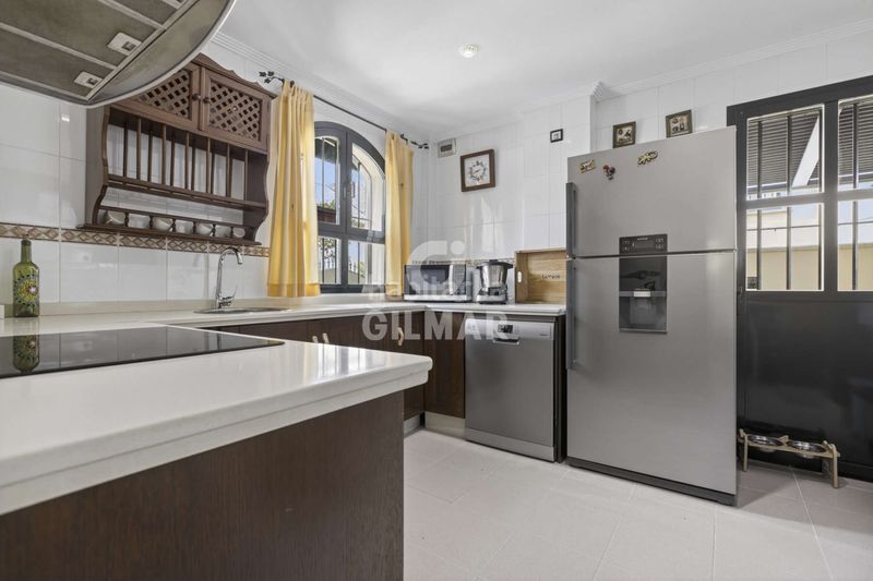 Foto 1047d0cd-ca7d-4187-b8b5-ee44ec8f2847. Casa aparellada amb calefacció aparcament a Avenida de Europa Montequinto