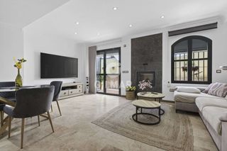 Doppelhaus in Avenida de Europa. En el corazón de montequinto se presenta este chalet pareado que