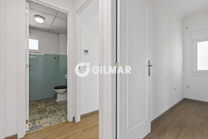 Foto cc2b4d8f-a87b-49bb-9c3c-e4c774966aaa. Pis amb calefacció aparcament a Los Remedios Sevilla