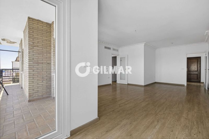 Foto d3df5572-a859-4139-ad76-49f5cf022aec. Pis amb calefacció aparcament a Los Remedios Sevilla
