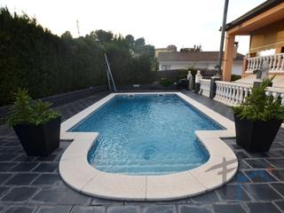 Casa  N/a. Vivienda aislada 5 habitaciones, triplex venta masquefa
