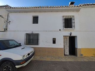 Casa a Calle espino 36. Amplia casa adosada en espino, alcaucín