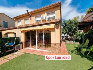 Casa adossada  Carrer moscú. Acogedor chalet familiar