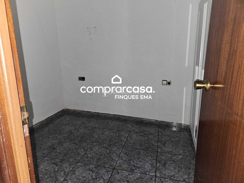 Foto 68a557d7-3069-4862-942e-81ec710435e6. Estudi a Roquetes Barcelona
