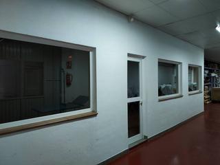 Local commercial à Les roses 44. Almacén local con oficinas   en venta