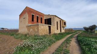 Casa a Carrer del riu 15. Casa de diseño con terreno