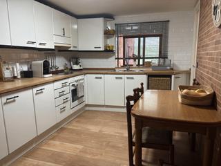 Maison à Flix. Casa esquinera en el centro de flix, muy luminosa y lista para e