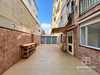 Flat in Can Vinader. Planta baja con gran terraza en castelldefels