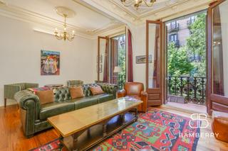 Appartement  Carrer aribau. Piso señorial rehabilitado con alma clásica y estilo contemporán