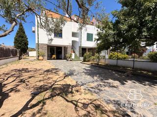 Casa adossada a Cadaqus. Casa adosada esquinera con apartamento independiente en cadaqus