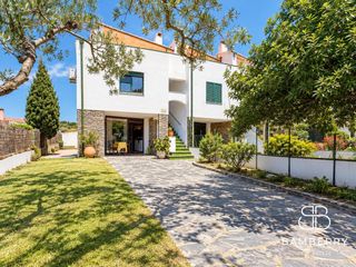 Casa a schiera in Cadaqués. Casa adosada esquinera con apartamento independiente en cadaqués