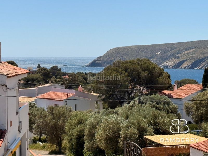Foto 7d8d0b76-d9f6-4d93-b708-b9f7253cb9c9. Casa adossada a Cadaqués