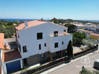 Maison jumelée à Cadaqués. Casa adosada esquinera con apartamento independiente en cadaqués