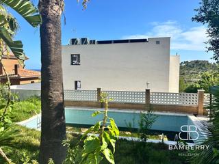 Casa a Montmar. Exclusiva casa con jardín, piscina y orientación sur en castelld