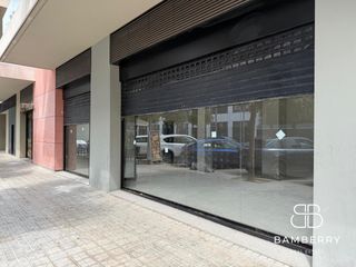 Lloguer Local Comercial a Port. Local amplio y luminoso de 84 m2