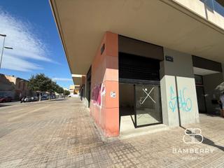 Rent Business premise in Port. Local esquinero en edificio moderno
