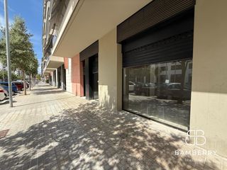 Lloguer Local Comercial a Port. Local diáfano de 84 m2 en planta baja