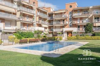 Apartament  Senia la. Fantástico piso exterior con terraza, piscina y dos plazas de pa