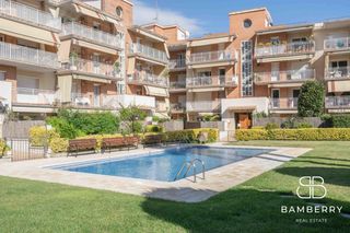 Flat  Senia la. Fantástico piso exterior con terraza, piscina y dos plazas de pa