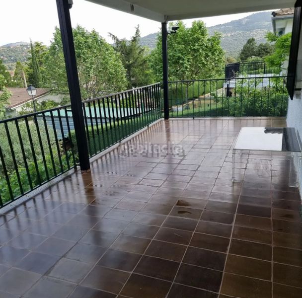Foto b9701f5c-45cf-4e1c-ab97-8e5b4f165bb0. Casa amb calefacció piscina a Robledo de Chavela