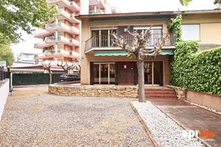 Semi detached house in Platja de Llevant. Casa adosada en salou 5 habitaciones