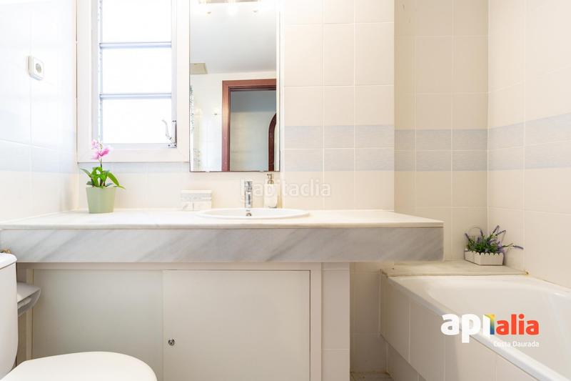 Foto a6c06042-8588-4eb1-b06d-e9b65ffb0d2f. Planta baja bajos con jardin en paseo miramar primera linea. en Salou