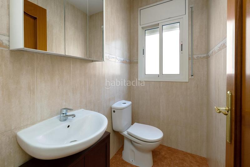 Foto 84cde1b4-8a58-4116-8583-0bb2588c39b8. Casa aparellada amb aparcament piscina a Centre Miami Platja