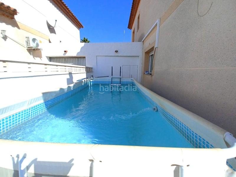 Foto 8c553394-985f-4f8d-8ce3-162868b7768b. Casa aparellada amb aparcament piscina a Centre Miami Platja