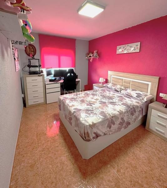 Foto 92e2a04c-0821-4622-9a26-3c5fc2c5192c. Casa aparellada amb aparcament piscina a Centre Miami Platja