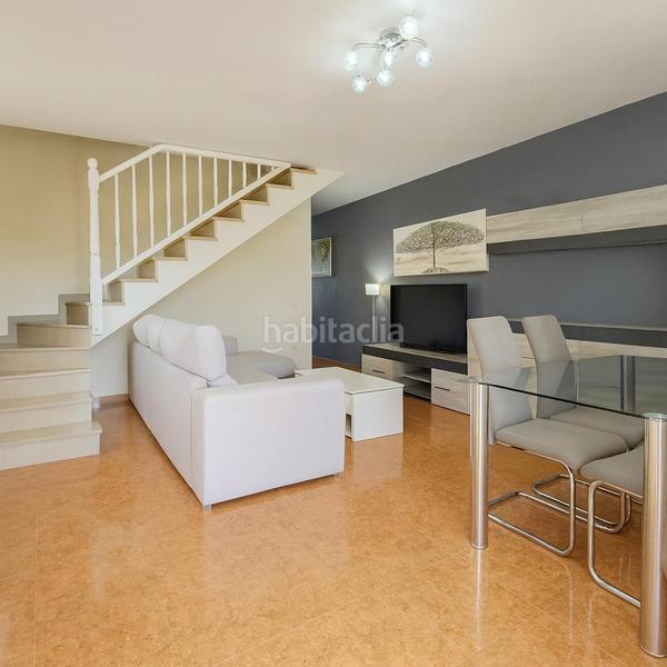 Foto 95f60efa-7b4e-48dc-bece-1dd1d91b0749. Casa aparellada amb aparcament piscina a Centre Miami Platja