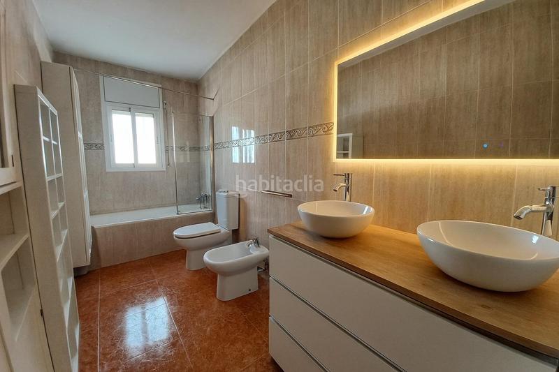 Foto 9e751f29-737c-4ed8-a7ad-4bd397aa6b5c. Casa aparellada amb aparcament piscina a Centre Miami Platja