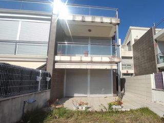 Semi detached house  Carrer auguste renoir. Amplio chalet adosado con piscina comunitaria en cambrils