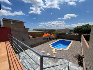 Casa a Ullà. Casa pareada con piscina y local comercial en ullà