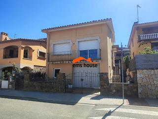 Casa a Mont-ras. Casa con jardín y gran garaje en montras