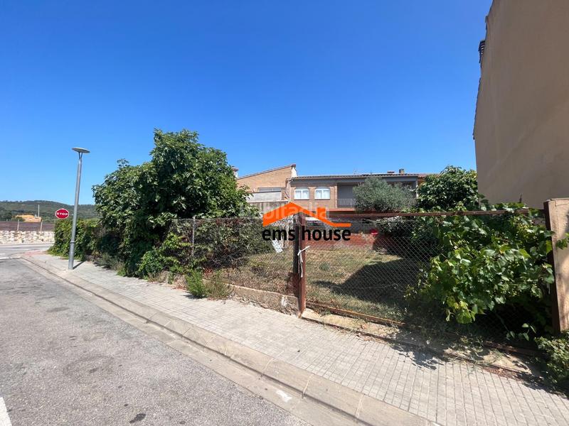 Foto a6b4de86-b705-4676-ab48-b8c07da66f15. Terreny residencial a Mont-ras