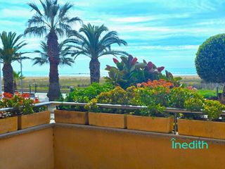 Casa adossada  Passeig de la mar mediterrana. Casa esquinera en primera linea de mar, �nica en su zona!