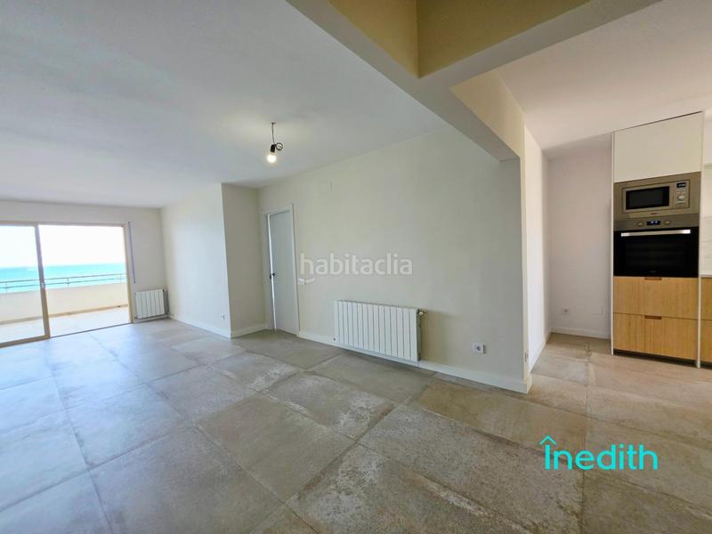 Foto 3b4306fe-b0ce-459f-9248-2a34ae906ca8. Piso impresionante piso playa mirando al mar, primera linea con acabados alta calidad, finca señorial. en Calafell
