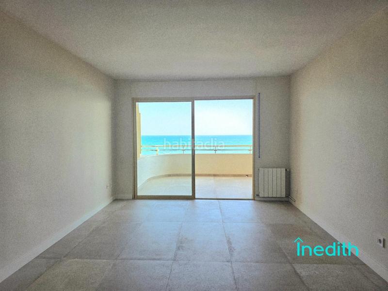 Foto 51572ac2-3450-40b3-b75f-5efca60726f1. Piso impresionante piso playa mirando al mar, primera linea con acabados alta calidad, finca señorial. en Calafell