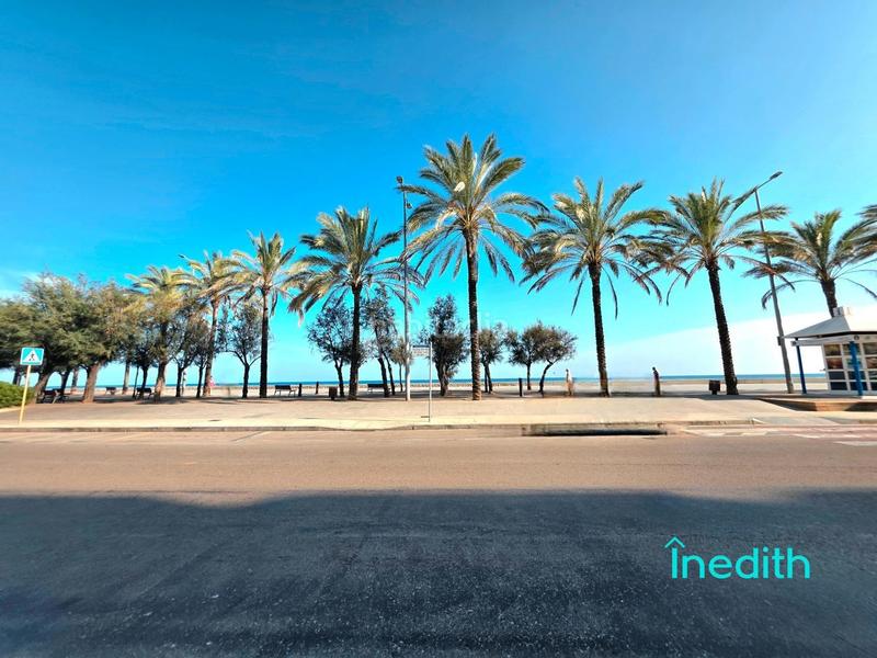 Foto e055fe60-cbca-4897-ad44-db20b118e3db. Piso impresionante piso playa mirando al mar, primera linea con acabados alta calidad, finca señorial. en Calafell