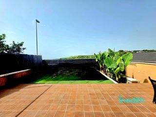 Casa adossada  Carrer mossen m.estruch i piera. Bonita casa adosada esquinera en cubelles con jardín y terraza s