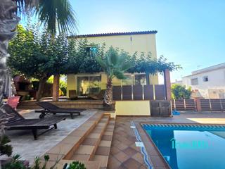 Casa  Arboç. Bonita casa en calfaell park, amplia, con piscina y  vivienda ad