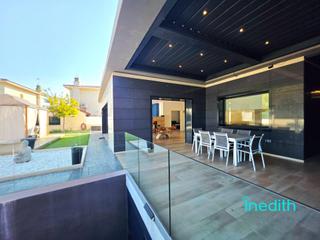 Xalet  Calle de nostra senyora de la mercè. Preciosa y moderna casa de lujo en cubelles, cerca de la playa y