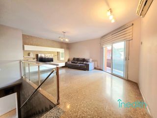 Etagenwohnung  Carrer santa isabel. Bonito piso dúplex con patio y todo exterior en viladecans.