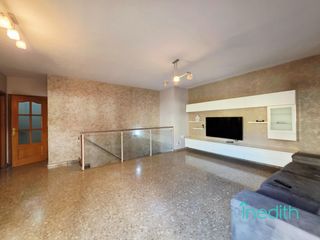 Appartamento  Carrer santa isabel. Bonito piso dúplex con patio y todo exterior en viladecans.